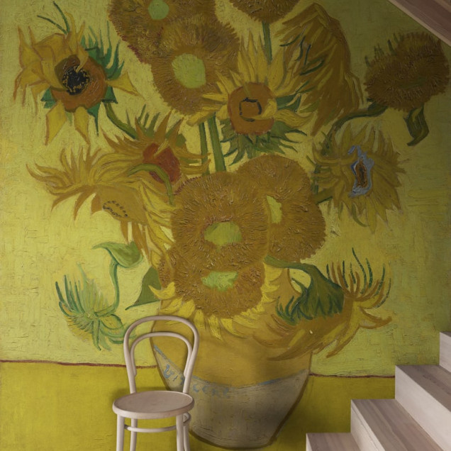 Imagine de fundal cu Sunflowers by Van Gogh de Rebel Walls, prezentând o buchet de flori de soare în culori calde, în stilul pictorului olandez.