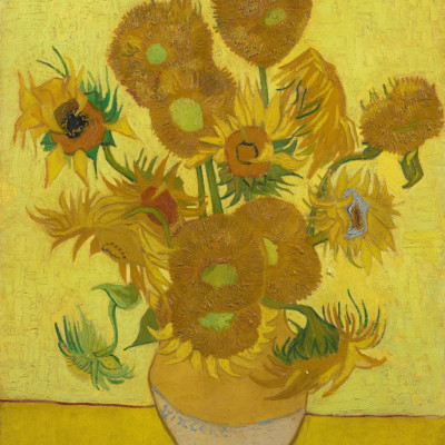 Imagine de fundal cu Sunflowers by Van Gogh de Rebel Walls, prezentând o buchet de flori de soare în culori calde, în stilul pictorului olandez.