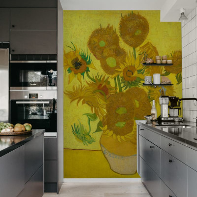 Imagine de fundal cu Sunflowers by Van Gogh de Rebel Walls, prezentând o buchet de flori de soare în culori calde, în stilul pictorului olandez.