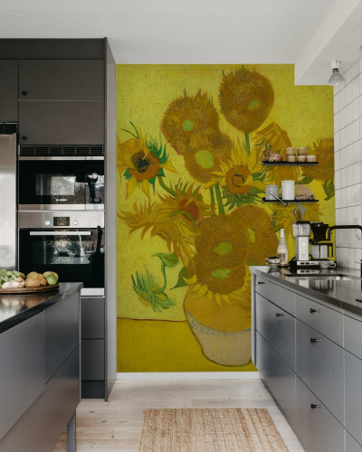 Imagine de fundal cu Sunflowers by Van Gogh de Rebel Walls, prezentând o buchet de flori de soare în culori calde, în stilul pictorului olandez.