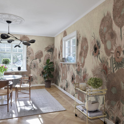 Tapet cu floarea soarelui în nuanțe pastelate, cu un design repetitiv, perfect pentru a adăuga o notă de culoare și de natură în casa ta.