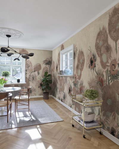 Tapet cu floarea soarelui în nuanțe pastelate, cu un design repetitiv, perfect pentru a adăuga o notă de culoare și de natură în casa ta.
