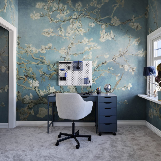 Tapet cu design artistic Almond Blossom by Van Gogh, ce redă o imagine vibrantă a ramurilor înflorite de migdal.
