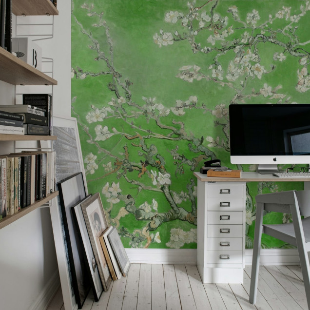 Tapet Almond Blossom, Green, cu flori de migdal înflorite pe un fundal verde
