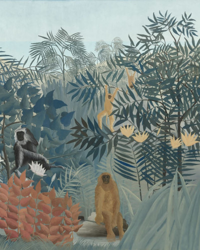 Tapet cu o pădure tropicală luxuriantă, cu maimuțe jucăușe, pe un fundal albastru.