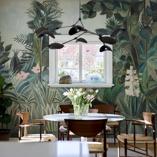 Tapet cu design de junglă ecuatorială, cu plante tropicale și animale sălbatice.