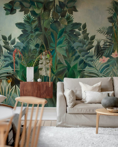 Tapet cu design de junglă ecuatorială, cu plante tropicale și animale sălbatice.