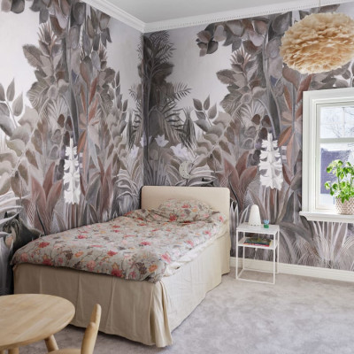 Tapet cu design tropical, The Equatorial Jungle, Soft, cu plante verzi si flori albe pe un fundal gri