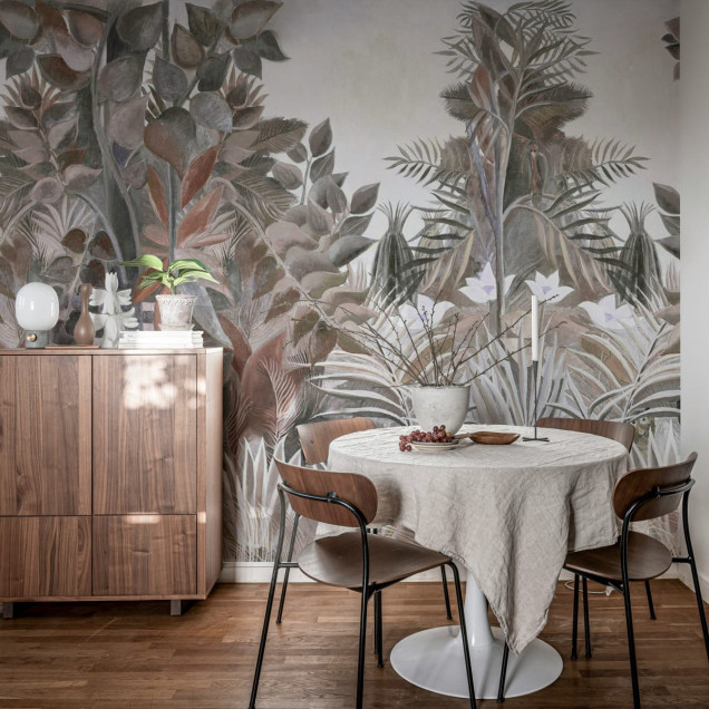 Tapet cu design tropical, The Equatorial Jungle, Soft, cu plante verzi si flori albe pe un fundal gri