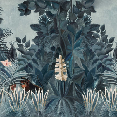 Tapet The Equatorial Jungle, Blue, care prezintă o imagine vie a unei jungle tropicale luxuriante cu frunze verzi și flori colorate.