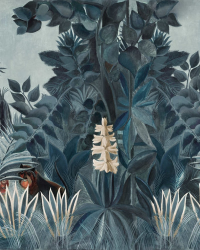 Tapet The Equatorial Jungle, Blue, care prezintă o imagine vie a unei jungle tropicale luxuriante cu frunze verzi și flori colorate.