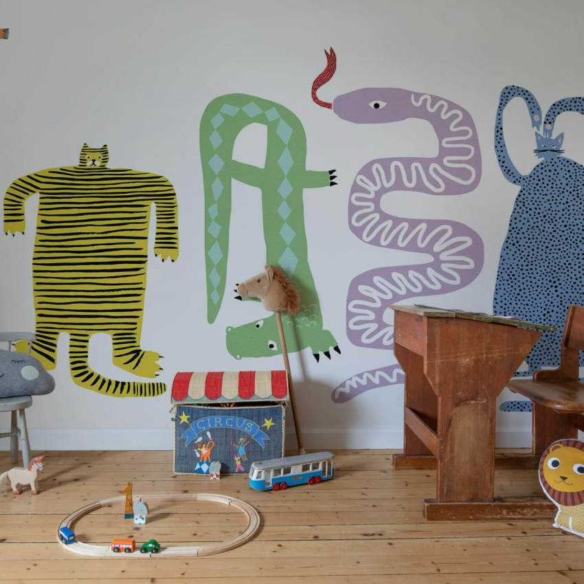 Tapet cu design Funky Friends cu culori pastelate, perfect pentru un dormitor de copii.