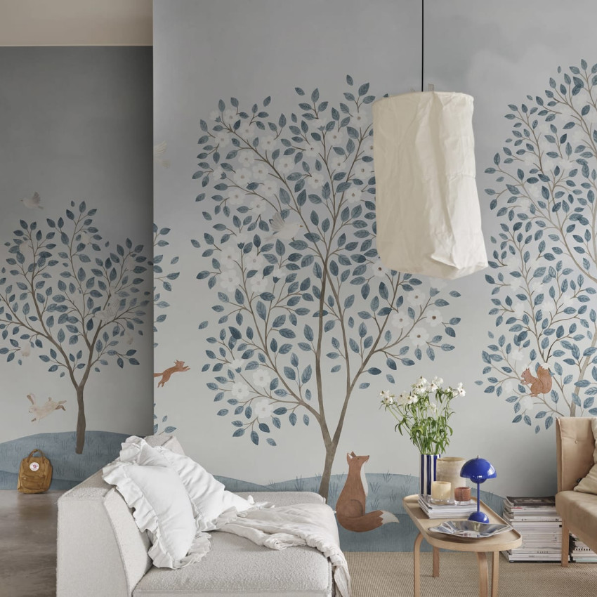 Tapet cu design floral si copaci, cu culori delicate, ce creeaza o atmosfera relaxanta.