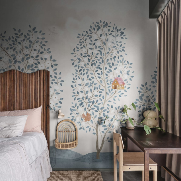 Wallpaper Happy Haven, Turquoise, cu design de pădure fermecată, cu copaci cu flori albe și păsări.
