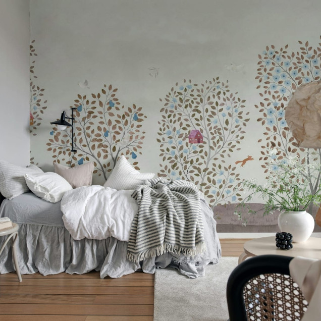 Tapet Happy Haven Beige cu arbori cu flori albastre, pasari si vulpe