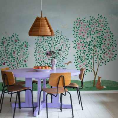Tapet cu design floral si copaci, cu culori delicate, ce creeaza o atmosfera relaxanta.