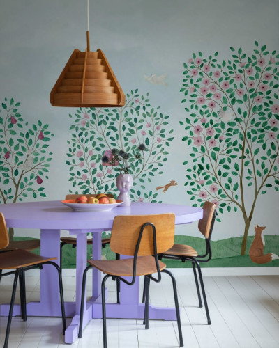 Tapet cu design floral si copaci, cu culori delicate, ce creeaza o atmosfera relaxanta.