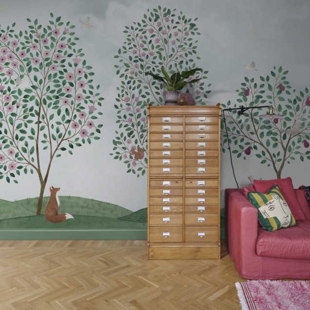Tapet cu design floral si copaci, cu culori delicate, ce creeaza o atmosfera relaxanta.