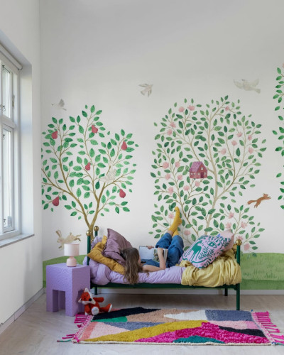 Happy Haven White, tapet cu copaci plini de flori roz si un acopersis rosu