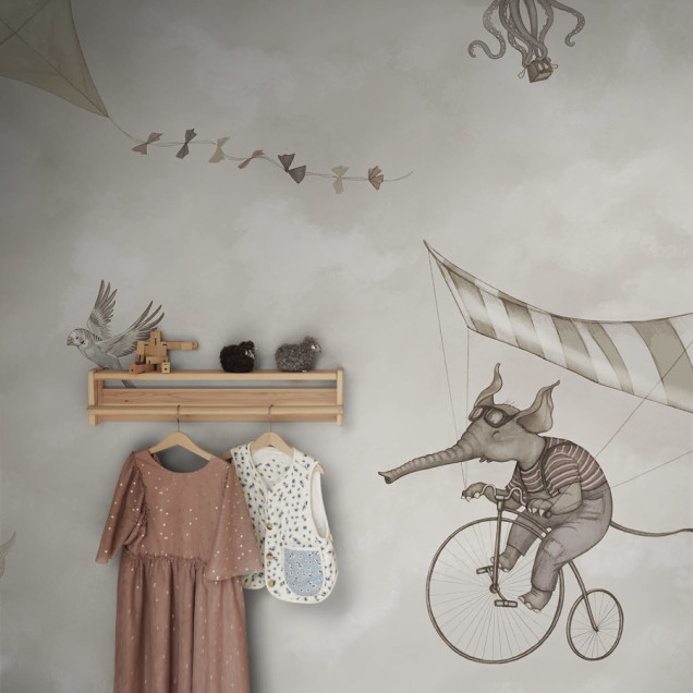 Tapet In the Clouds cu design adorabil, perfect pentru o camera de copii. Un elefant care zboara pe o bicicleta, o racusa cu fusta de balerina si o caracatița cu o pălărie de marinar.