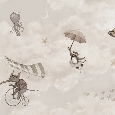 Tapet In the Clouds cu design adorabil, perfect pentru o camera de copii. Un elefant care zboara pe o bicicleta, o racusa cu fusta de balerina si o caracatița cu o pălărie de marinar.