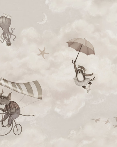 Tapet In the Clouds cu design adorabil, perfect pentru o camera de copii. Un elefant care zboara pe o bicicleta, o racusa cu fusta de balerina si o caracatița cu o pălărie de marinar.