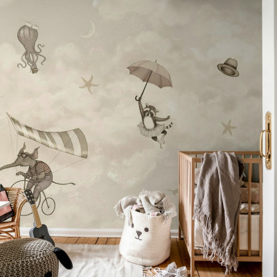 Tapet In the Clouds cu design adorabil, perfect pentru o camera de copii. Un elefant care zboara pe o bicicleta, o racusa cu fusta de balerina si o caracatița cu o pălărie de marinar.