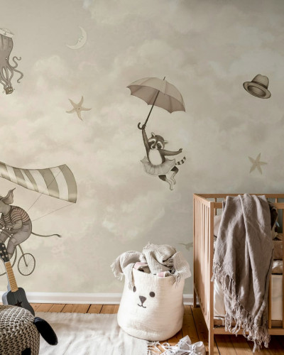Tapet In the Clouds cu design adorabil, perfect pentru o camera de copii. Un elefant care zboara pe o bicicleta, o racusa cu fusta de balerina si o caracatița cu o pălărie de marinar.