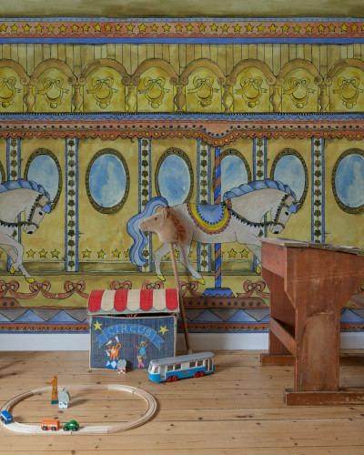 Tapet Merry Go Around, Yellow, cu cai de carusel pe un fundal galben.