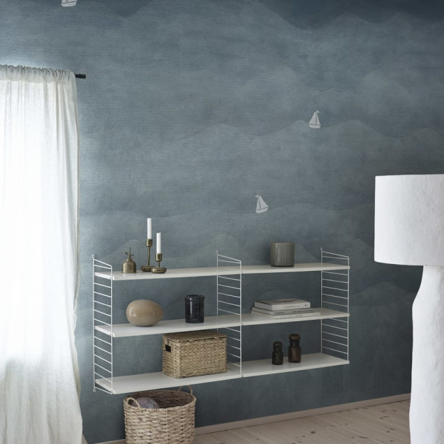 Tapet Sail Away cu valuri de un albastru închis și ambarcațiuni albe subtile, în design minimalist.