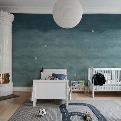 Tapet Sail Away cu valuri de un albastru închis și ambarcațiuni albe subtile, în design minimalist.