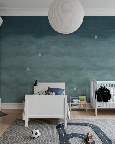 Tapet Sail Away cu valuri de un albastru închis și ambarcațiuni albe subtile, în design minimalist.