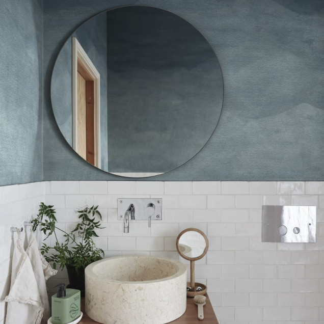 Tapet cu design de valuri delicate în nuanțe de albastru întunecat, perfect pentru o zonă de relaxare sau un dormitor.