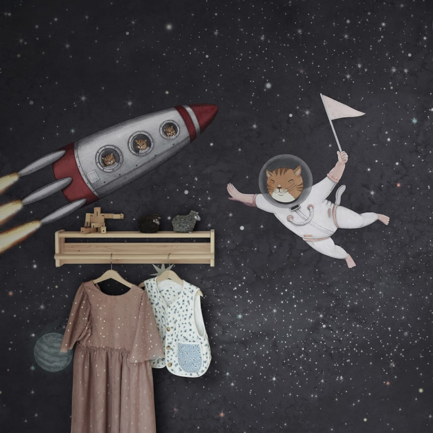 Tapet cu o pisică în costum de astronaut zburând prin spațiu cosmic