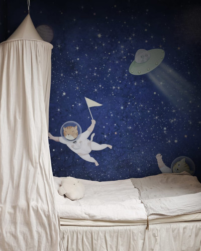 Tapet cu o pisică în costum de astronaut zburând prin spațiu cosmic
