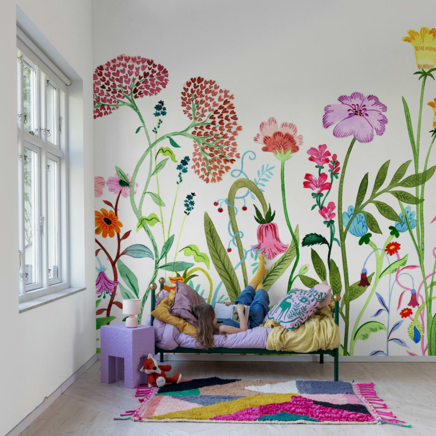 Tapet floral Summerfield Verde Întunecat, cu flori roșii, portocalii și violet, pe un fundal verde închis
