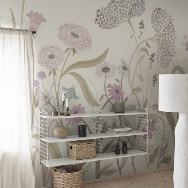 Tapet floral Summerfield, Pastel, cu flori pastelate delicate, pe un perete în living.