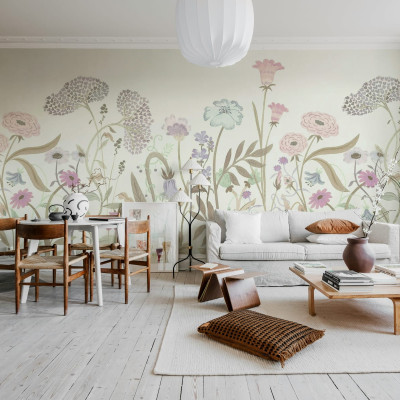 Tapet floral Summerfield, Pastel, cu flori pastelate delicate, pe un perete în living.