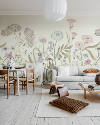Tapet floral Summerfield, Pastel, cu flori pastelate delicate, pe un perete în living.