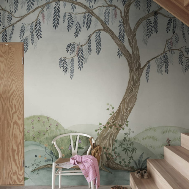 Tapet cu design natural Dreamy Tree, Soft Green, cu un copac impunator, ramuri delicate, flori delicate, un peisaj verde. Perfect pentru dormitorul copiilor sau livingul dumneavoastra.