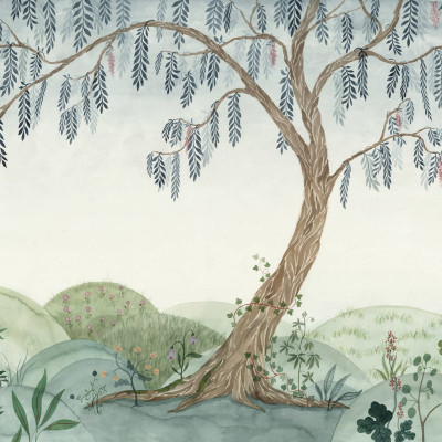 Tapet cu design natural Dreamy Tree, Soft Green, cu un copac impunator, ramuri delicate, flori delicate, un peisaj verde. Perfect pentru dormitorul copiilor sau livingul dumneavoastra.