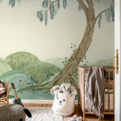 Tapet cu design natural Dreamy Tree, Soft Green, cu un copac impunator, ramuri delicate, flori delicate, un peisaj verde. Perfect pentru dormitorul copiilor sau livingul dumneavoastra.