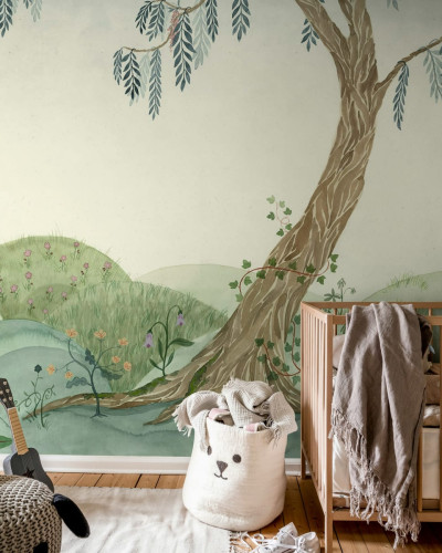 Tapet cu design natural Dreamy Tree, Soft Green, cu un copac impunator, ramuri delicate, flori delicate, un peisaj verde. Perfect pentru dormitorul copiilor sau livingul dumneavoastra.