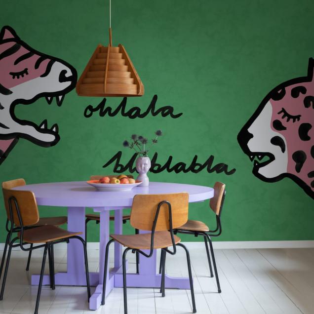 Cat Talk Green wallpaper cu o pisică și un tigru care se privesc