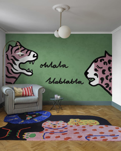 Cat Talk Green wallpaper cu o pisică și un tigru care se privesc