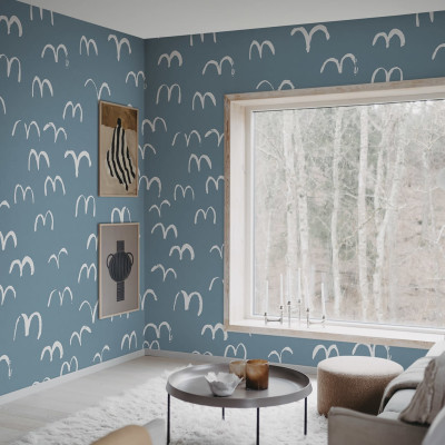 Tapet cu design minimalist cu păsări albe pe un fundal albastru deschis