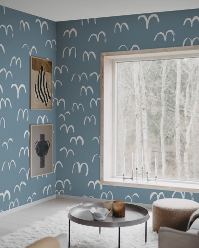 Tapet cu design minimalist cu păsări albe pe un fundal albastru deschis
