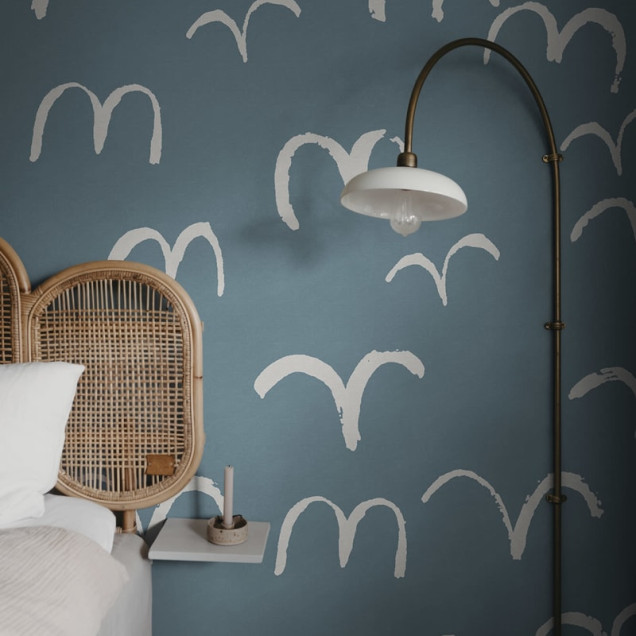 Tapet cu design minimalist cu păsări albe pe un fundal albastru deschis