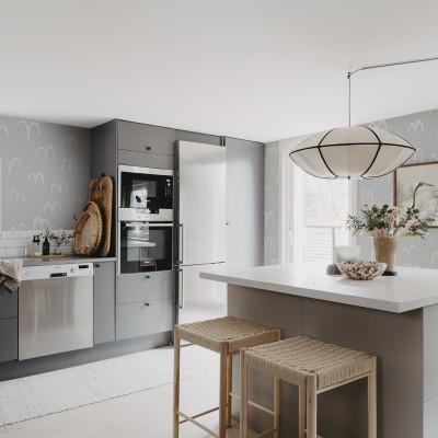 Tapet cu model minimalist de păsări, în nuanțe de gri neutre. Tapetul este folosit într-o bucătărie modernă, cu un design minimalist.