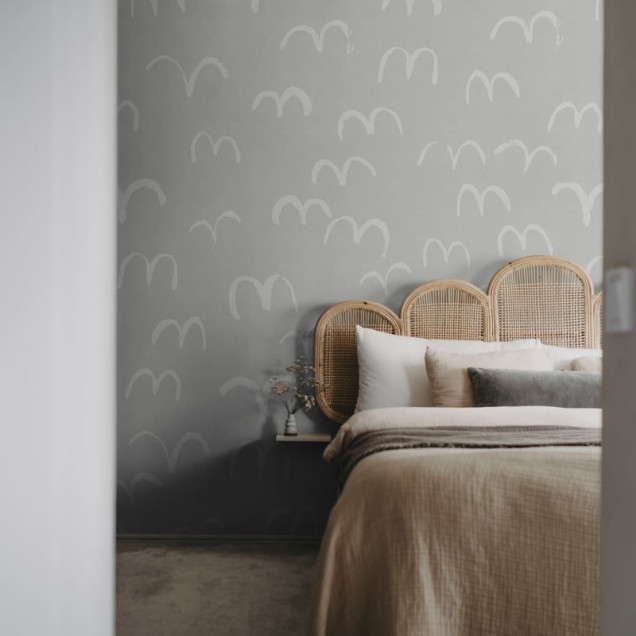 Tapet cu model minimalist de păsări, în nuanțe de gri neutre. Tapetul este folosit într-o bucătărie modernă, cu un design minimalist.